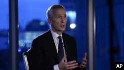 北约秘书长斯托尔滕贝格接受美联社采访。（2023年2月22日）