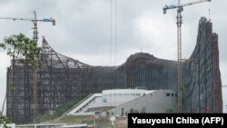 Pembangunan Istana Kepresidenan di Ibu Kota Nusantara di Penajam Paser Utara, Kalimantan Timur, 11 Juli 2024. Ekonom memperkirakan utang RI makin melebar akibat meningkatnya belanja pemerintah dan menurunnya penghasilan pajak. (Foto: asuyoshi CHIBA / AFP)