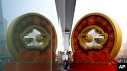 资料照：北京中央商务区一座建筑外竖立的招财进宝的装饰物。（2019年2月27日）