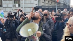 Aktivista Ivan Bjelić tokom obraćanja zaposlenima u Ministarstvu državne uprave i lokalne samouprave (foto: Glas Amerike/Stefan Miljuš)