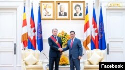 លោក Murphy ​បាន​ជួប​នាយក​រដ្ឋ​មន្ត្រី​កម្ពុជា លោក ហ៊ុន ម៉ាណែត នៅ​វិមាន​សន្តិភាពដើម្បី​សម្តែង​ការ​គួរ​សម និង​ជម្រាប​លា។(Faceboo/Hun Manet)