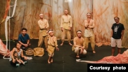 Para artis dan kru Papermoon Puppet Theatre (courtesy Papermoon Puppet Theatre)