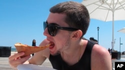 Arhiva: Aleks Krisula sa Stejten ajlanda u Njujorku, fotografisan je 21. maja 2021. godine kako jede parče pice u Njudžersiju.