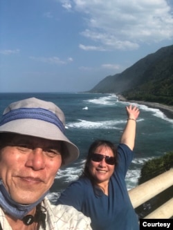 东台湾花莲的旅游玩家米酒先生(左)，他在当地经营私人观光包车业务.(照片来源: 米酒先生提供)