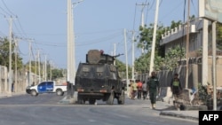 Petugas keamanan berpatroli di luara sebuh gedung yang diserang oleh kelompok militan al-Shabab di Mogadishu, pada 21 Februari 2023. (Foto: AFP/Hassan Ali Elmi)