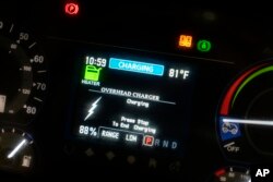 Bus listrik Otoritas Transit Chicago mengisi daya di garasi West Side, Chicago, Selasa, 14 Februari 2023. (AP/Erin Hooley)