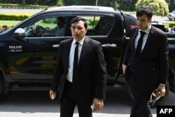 Gohar Khan (kiri), pengacara dan anggota tim hukum mantan Perdana Menteri Pakistan Imran Khan, tiba di Pengadilan Tinggi untuk mengajukan petisi melawan vonis Khan di Islamabad pada 8 Agustus 2023. (Aamir QURESHI/AFP)