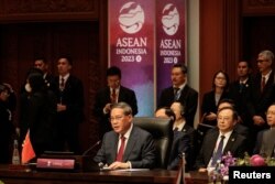 中国总理李强在雅加达举行东盟峰会期间在东盟-中国峰会上讲话。（2023年9月6日）