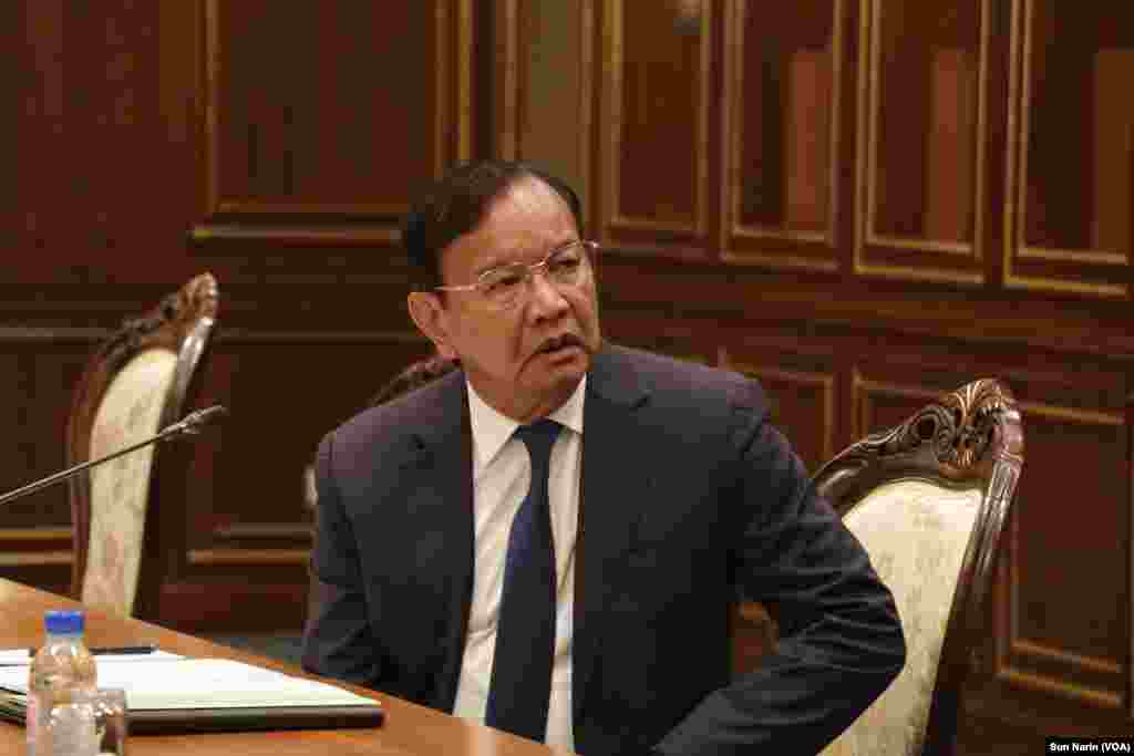 លោក ប្រាក់ សុខុន រដ្ឋមន្រ្តីការបរទេសកម្ពុជា ក្នុងពេលជួបជាមួយរដ្ឋមន្រ្តីការបរទេសចិន នៅ​រាជធានី​ភ្នំពេញ កាលពីថ្ងៃទី១៣ ខែសីហា ឆ្នាំ២០២៣។ (ស៊ុន ណារិន/វីអូអេ)