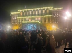 Građani protestuju protiv izbornih nepravilnosti ispred Skupštine Grada Beograda, u Beogradu, 24. decembra 2023. (Foto: Glas Amerike/Stefan Miljuš)