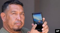 Šejn Treu, stanovnik Lahaine, pozvao je vatrogasce kada je video da je strujni kabl izazvao požar