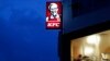 Seorang pelanggan makan di restoran cepat saji KFC di Dengkil, luar Kuala Lumpur, 3 November 2012. (Foto: reuters)