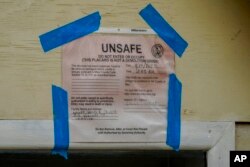 Oznaka na Vaiola crkvi na kojoj piše da ulazak nije bezbedan.