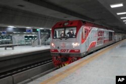 Sebuah kereta berangkat ke provinsi Narathiwat selatan dari Terminal Pusat Krung Thep Aphiwat di Bangkok, Thailand, Kamis, 19 Januari 2023. (AP/Sakchai Lalit)