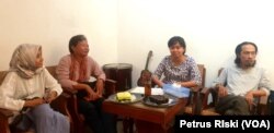 Komisioner Komnas Perempuan, Tiasri Wiandani (dua dari kiri) bersama tim, berdiskusi dengan AJI Surabaya dan sejumlah aktivis untuk menggali kisah dan fakta terkait tragedi Mei 98 (VOA/Petrus Riski)