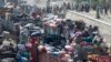 Pengungsi Afghanistan tiba dengan truk dari Pakistan di Torkham, provinsi Nangarhar, perbatasan Afghanistan-Pakistan, 30 Oktober 2023. (Wakil KOHSAR / AFP)