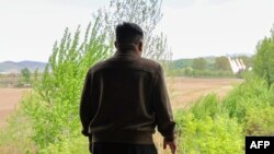 22일 김정은 북한 국무위원장이 핵반격가상종합전술훈련 중 방사포 발사 모습을 지켜보고 있다. 북한 관영매체 조선중앙통신(KCNA)이 23일 보도.