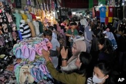 Orang-orang berbelanja pakaian selama minggu terakhir bulan suci Ramadan, di Pasar Tanah Abang di Jakarta, Jumat, 5 April 2024. (AP/Dita Alangkara)