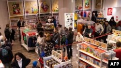 Konsumen memadati toko Nintendo di New York, pada 24 November 2023. (Foto: AFP/Yuki Iwamura)