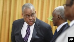 Perdana Menteri baru Haiti Garry Conille, kiri, berbicara kepada presiden dewan Edgard Leblanc Fils saat upacara pelantikannya di Port-au-Prince, Haiti, 3 Juni 2024. (Foto: AP)