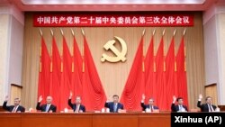 中共官媒新华社2024年7月18日发布照片显示，中共领导人习近平带领他的政治局常委成员在北京出席中共二十届三中全会。