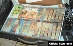 Kofer sa novčanicama evra zaplenjenim u okviru akcije protiv narko kartela, na neodređenoj lokaciji u Srbiji, na fotografiji koju je MUP Srbije obavio 1. septembra 2023.