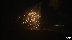 Serangan Israel menerangi langit di atas desa Khiam di Lebanon selatan, 17 April 2024.