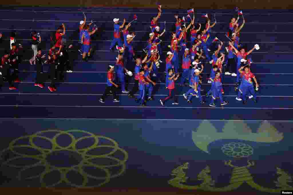 ក្រុមកីឡាករកីឡាការិនីចូលរួមក្នុងពិធីបិទជាស្ថាពរនៃព្រឹត្តិការណ៍ប្រកួតកីឡាស៊ីហ្គេមលើកទី ៣២ និងអាស៊ាន​ប៉ារ៉ាហ្គេមលើកទី ១២ នៅពហុកីឡដ្ឋានមរតកតេជា ក្នុងរាជធានីភ្នំពេញ កាលពីថ្ងៃទី ១៧ ខែឧសភា ឆ្នាំ ២០២៣។ 