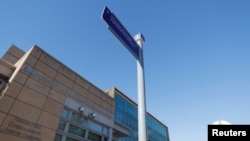 FILE - Tanda penunjuk arah yang baru dipasang "Lapangan Republik Rakyat Donetsk" di depan kedutaan besar Amerika Serikat di Moskow, Rusia, 22 Juni 2022. (Maxim Shemetov/REUTERS)