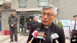 资料照：天主教香港教区主教周守仁在访问北京期间接受媒体采访。（2023年4月20日）