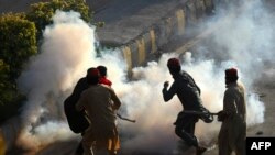 巴基斯坦前总理伊姆兰·汗的支持者在白沙瓦市与警方发生冲突。(2023年5月9日)