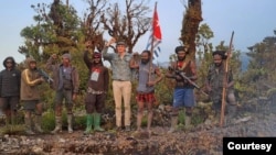 Foto yang disebut TPNPB-OPM sebagai Pilot Susi Air Philip Mark Mehrtens dan pasukan. (Foto: TPNPB-OPM)