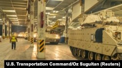 资料照片：在南卡罗来纳州北查尔斯顿的一队即将运往乌克兰的布拉德利装甲步兵战车。(2023年1月25日)