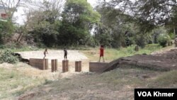 កុមារលេងនៅព្រែកតាកែវ ក្នុងស្រុកកៀនស្វាយ ខេត្តកណ្តាល កន្លែងដែលព្រែកជីកហ្វូណននឹងត្រូវសាងសង់។ (ស៊ុន ណារិន/វីអូអេ)