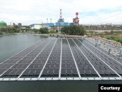 PLTS Apung terbesar di Indonesia dengan kapasitas 561 kilowatt peak (kWp) di kawasan Tambak Lorok, Semarang, Jawa Tengah. (Foto: PLN)