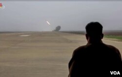 25일 김정은 북한 국무위원장이 제2경제위원회 산하 국방공업기업소에서 생산한 240mm 방사포탄의 검수시험 사격을 참관했다. (사진출처: 조선중앙TV 화면캡쳐)