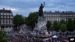 Protest pristalica levice u Parizu protiv izbornog rezultata Nacionalnog okupljanja (Foto: AP/Louise Delmotte)