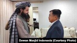 Mantan Wakil Presiden RI Jusuf Kalla menyapa Menteri Pertahanan Afghanistan Mullah Mohammad Yaqoob sebelum pertemuan di kantor Kementerian Pertahanan Afghanistan di Kabul, Senin, 3 Juni 2024. (Foto: Dewan Masjid Indonesia)