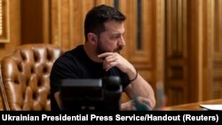 Predsednik Ukrajine Volodimir Zelenski razgovara telefonom sa premijerom Izraela Benjaminom Netanjahuom, nakon napada Hamasa na Izrael, u Kijevu, 8. oktobra 2023.