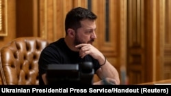 Presiden Ukraina Volodymyr Zelenskyy berbicara dengan Perdana Menteri Israel Benjamin Netanyahu melalui sambungan telepon di Kyiv, pada 8 Oktober 2023. (Foto: Ukrainian Presidential Press Service/Handout via Reuters)