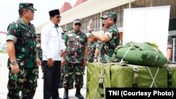 Asisten Operasi Panglima TNI, Mayjen TNI Gabriel Lema, S.Sos.(kanan) memeriksa kesiapan pengiriman bantuan kemanusiaan dari pemerintah Indonesia kepada Palestina di Apron Lanud Halim Perdana Kusuma, Jakarta Timur, Selasa, 26 Maret 2024. (Foto: TNI)