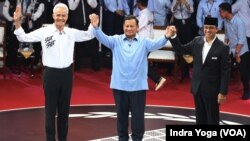 FILE - Debat Pertama Capres 2024 yang diadakan oleh Komisi Pemilihan Umum RI (KPU RI) di Jakarta, menghadirkan ketiga calon presiden yakni Ganjar Pranowo, Prabowo Subianto dan Anies Baswedan, Selasa (12/12). (VOA/Indra Yoga) 