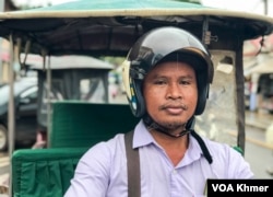 ហេង សុត អាយុ៤៦ឆ្នាំ ជា​អ្នក​រត់​រឺម៉ក់​កង់បី​នៅ​ក្រុង​សៀមរាប ខេត្ត​សៀមរាប។ (ធីតា វីន/វីអូអេ)