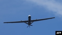 Des sources sécuritaires, des témoins et du personnel de l'aéroport de Kavumu, ont affirmé à l'AFP qu'un drone de combat CH-4 de l'armée de RDC avait pris feu sur la piste après avoir percuté un véhicule anti-incendie lors de son atterrissage.(Photo par Ludovic MARIN / AFP)