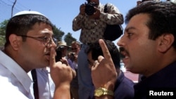 Verbalni sukob Jevrejina i Arapina u Jerusalimu, jun 2000. (Foto: Reuters)