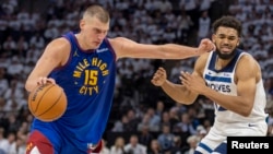 Nikola Jokić u duelu sa Karlom Entonijem Taunsom (Foto: Jesse Johnson-USA TODAY Sports)