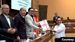 Menteri Dalam Negeri M Tito Karnavian menyerahkan Perppu Pemilu usulan pemerintah kepada pimpinan Komisi II DPR dalam rapat pada Rabu (15/3). foto Humas DPR
