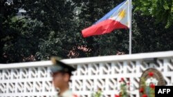 资料照：中国武警士兵在菲律宾驻中国大使馆外换岗。（2010年8月25日）