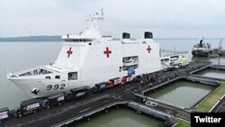 Personel dan awak TNI AL memuat bantuan kemanusiaan ke KRI dr. Radjiman Wedyodiningrat (992) di dermaga Komando Armada II Indonesia (Koarmada II), Surabaya, Jawa Timur, 28/ November 2023. (Twitter/Jatosint)