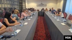 Konferencija za novinare Udruženja nestalih Srba i Albanaca iz Prištine i Beograda (Foto: VOA)